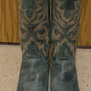 Stylish Green and Tan Western Bootsa